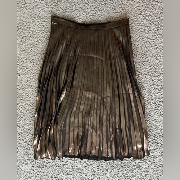 Women’s ASTR the Label Celeste Pleated Skirt in Metallic Bronze size L in EUC - Picture 4 of 5
